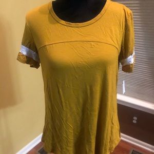 🌸Brand New shirt excellent condition never worn no holes pet and smoke free